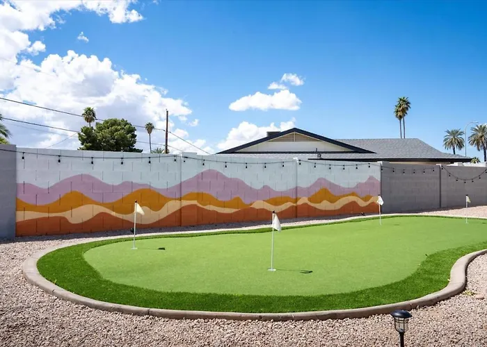 Massive Backyard - Pool, Hot Tub, Putting Green, & Fire Pit Ferienhaus *