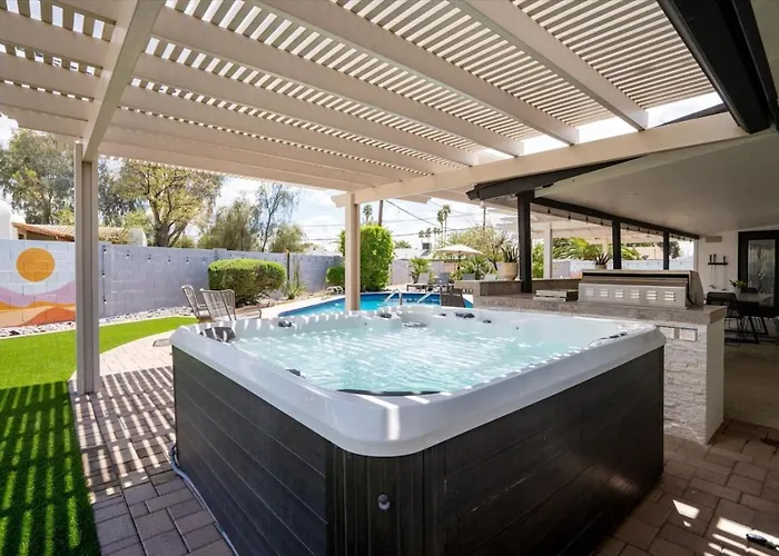 Massive Backyard - Pool, Hot Tub, Putting Green, & Fire Pit