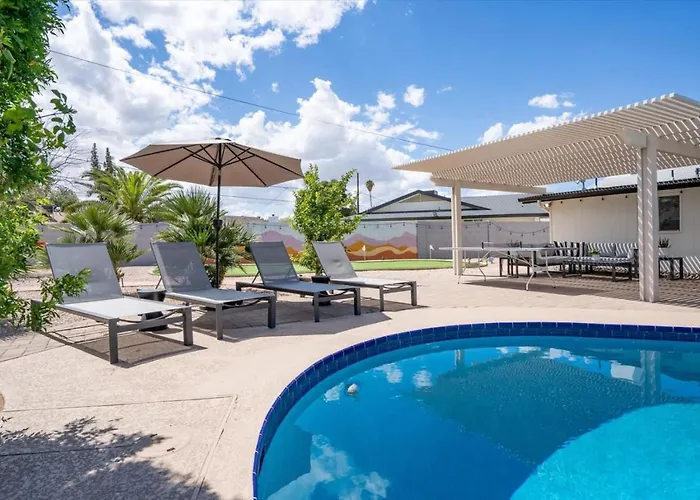 Massive Backyard - Pool, Hot Tub, Putting Green, & Fire Pit Tempe