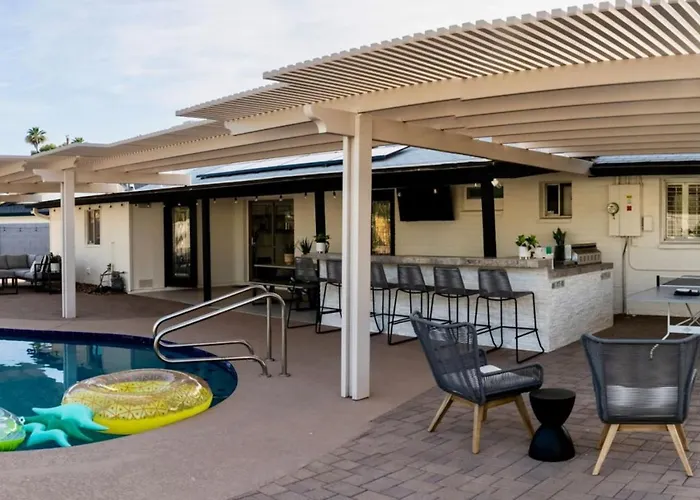 Massive Backyard - Pool, Hot Tub, Putting Green, & Fire Pit * Tempe
