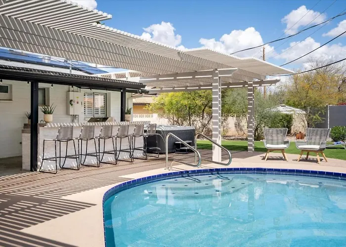 Massive Backyard - Pool, Hot Tub, Putting Green, & Fire Pit