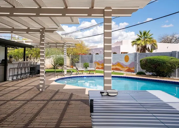 Massive Backyard - Pool, Hot Tub, Putting Green, & Fire Pit Tempe