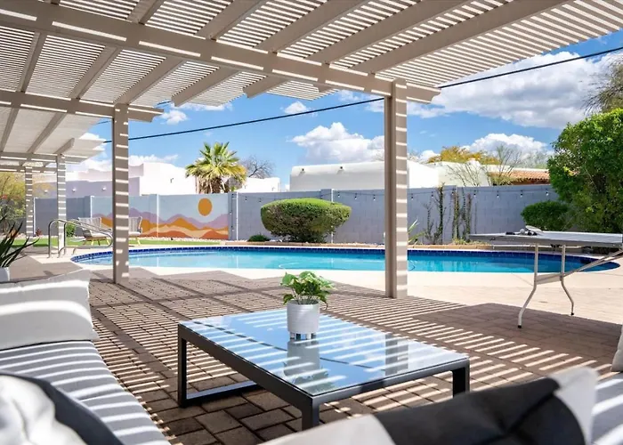 Ferienhaus Massive Backyard - Pool, Hot Tub, Putting Green, & Fire Pit *