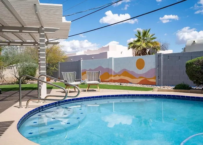 Ferienhaus Massive Backyard - Pool, Hot Tub, Putting Green, & Fire Pit
