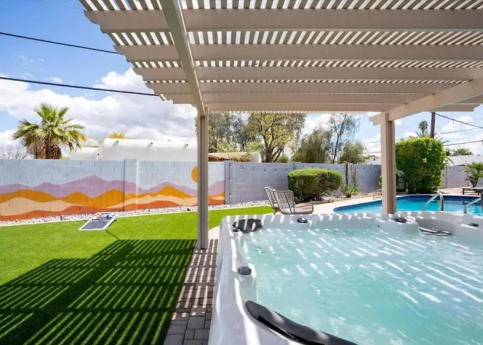 Massive Backyard - Pool, Hot Tub, Putting Green, & Fire Pit