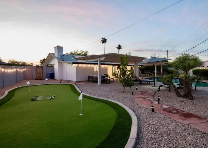 Massive Backyard - Pool, Hot Tub, Putting Green, & Fire Pit Ferienhaus *