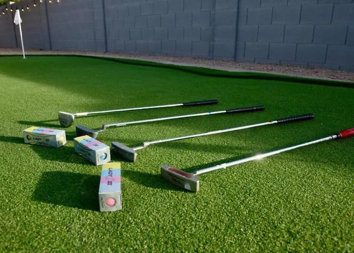 Massive Backyard - Pool, Hot Tub, Putting Green, & Fire Pit Tempe