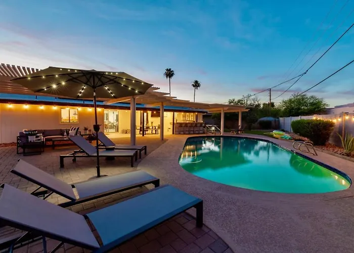 Massive Backyard - Pool, Hot Tub, Putting Green, & Fire Pit * Tempe