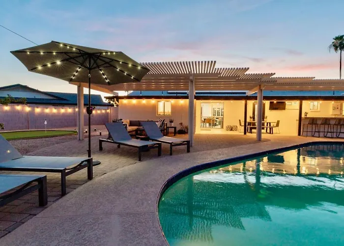 Massive Backyard - Pool, Hot Tub, Putting Green, & Fire Pit Tempe